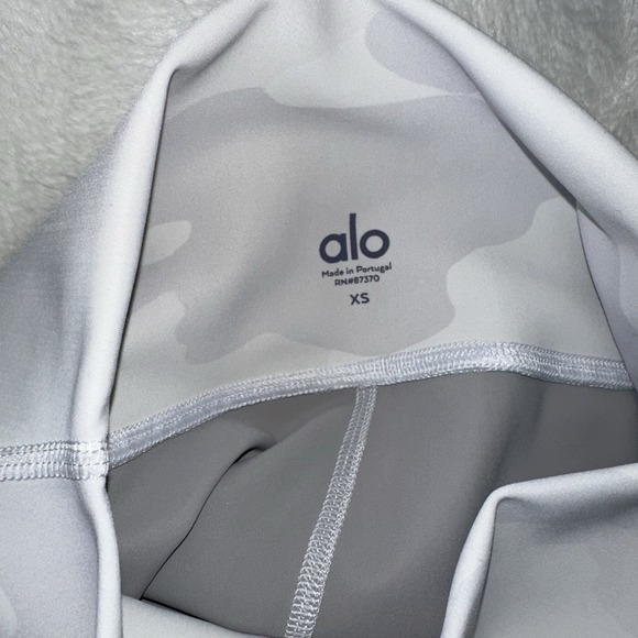 ALO Yoga White & Gray Camo Shorts Biker Vapor High Rise XS Performance 7.5"‎ Run - Picture 6 of 10